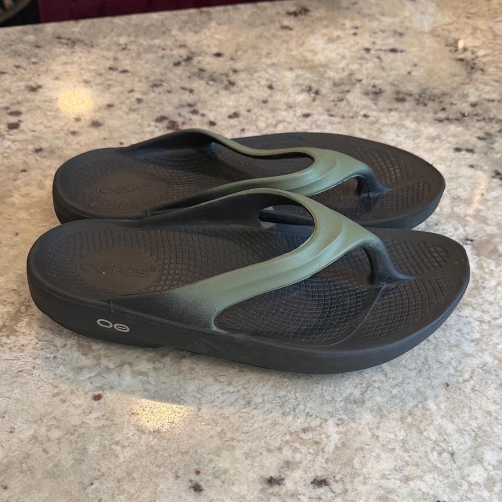 OOFOS Thong Sandals in Black with Olive Strap